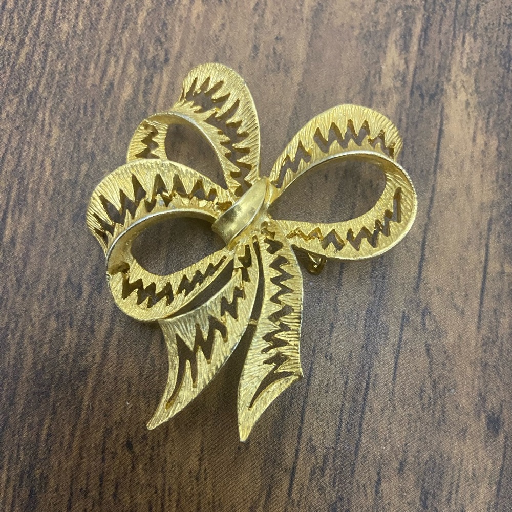 Vintage Gold Tone Bow Brooch